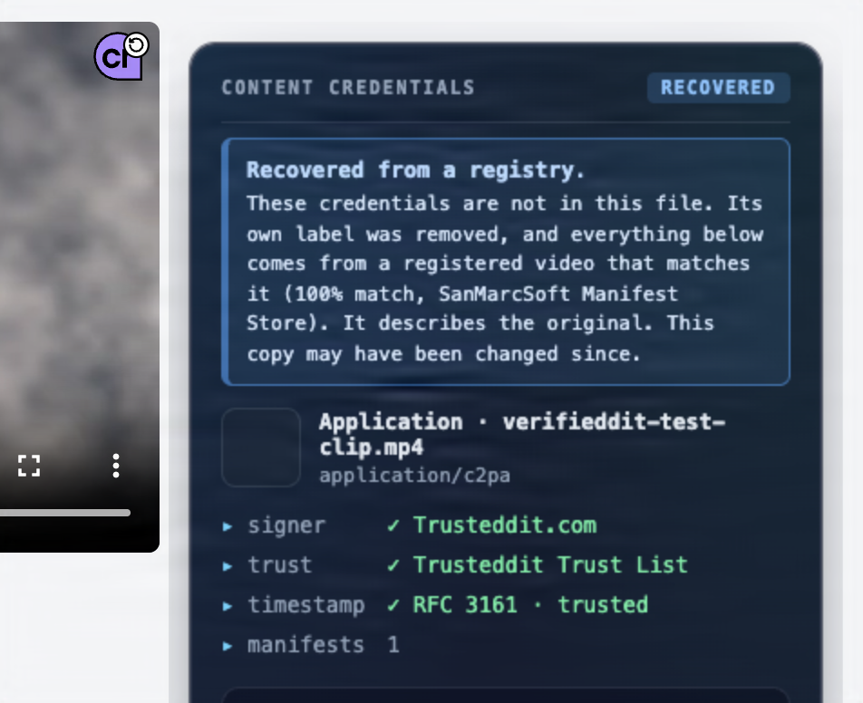 Die Ecke eines bereinigten Videos mit einem Content-Credentials-Abzeichen, daneben das Verifieddit-Fenster mit dem Vermerk „Recovered“. Dort steht, dass der Nachweis nicht in dieser Datei liegt und von einem registrierten, passenden Video stammt. Als Unterzeichner wird Trusteddit.com genannt, auf der Trusteddit-Vertrauensliste, mit vertrauenswürdigem RFC-3161-Zeitstempel.